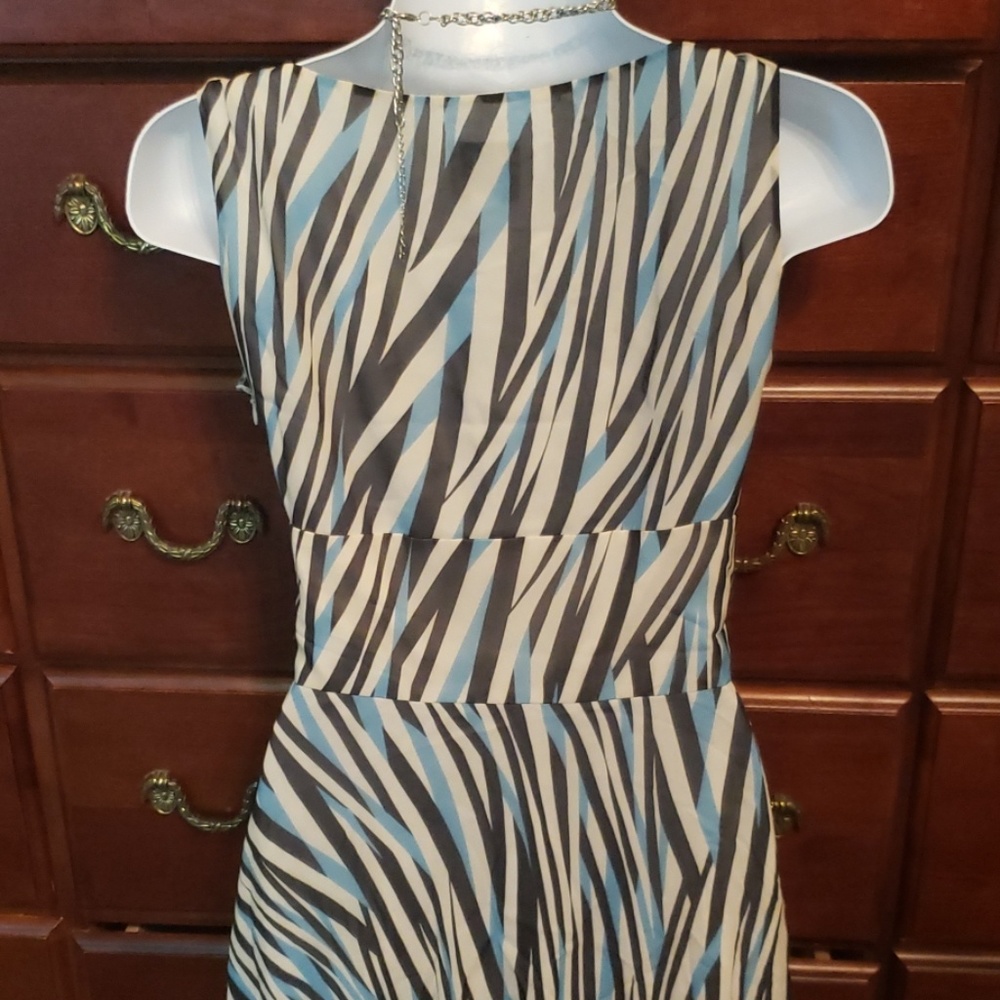 Gorgeous flowy Dress! - Picture 5 of 6